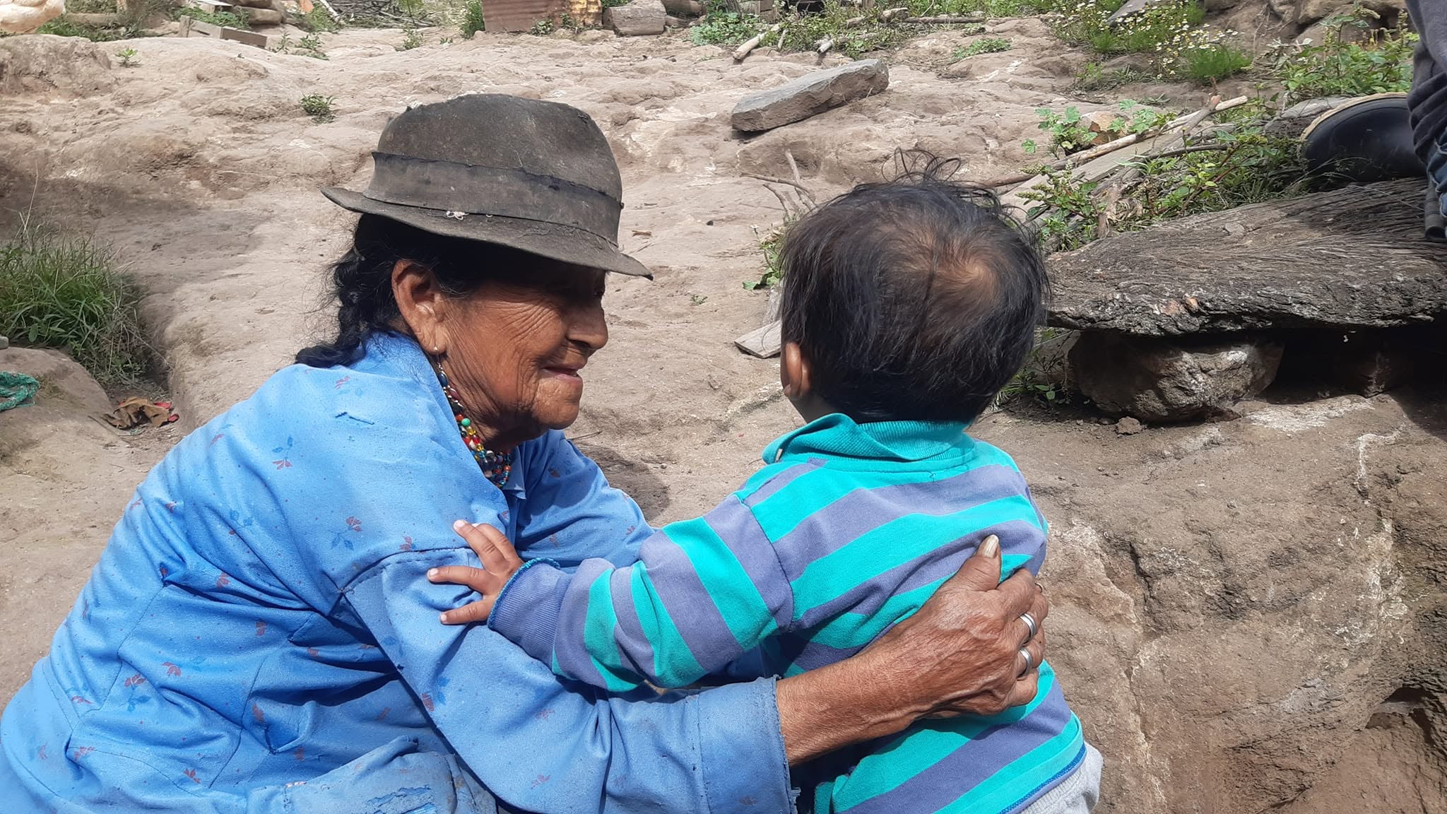 Abrazo entre generaciones